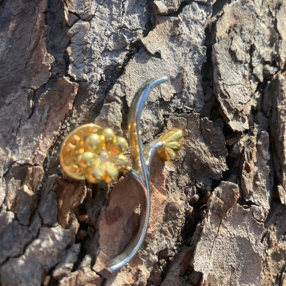 Two-Toned Flower Pin - Picture 4 of 4